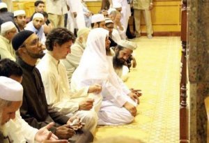 justin-trudeau-praying-in-mosque